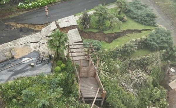 Uma vista aérea de uma casa que foi danificada por um furacão.