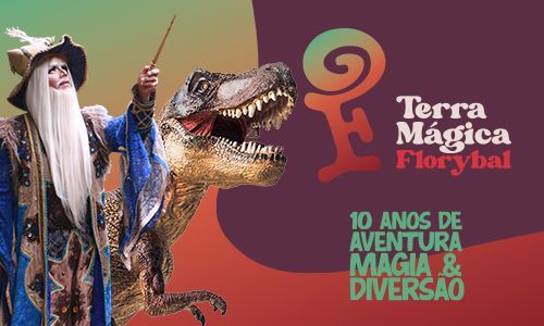 Um homem fantasiado de mago está ao lado de um dinossauro.