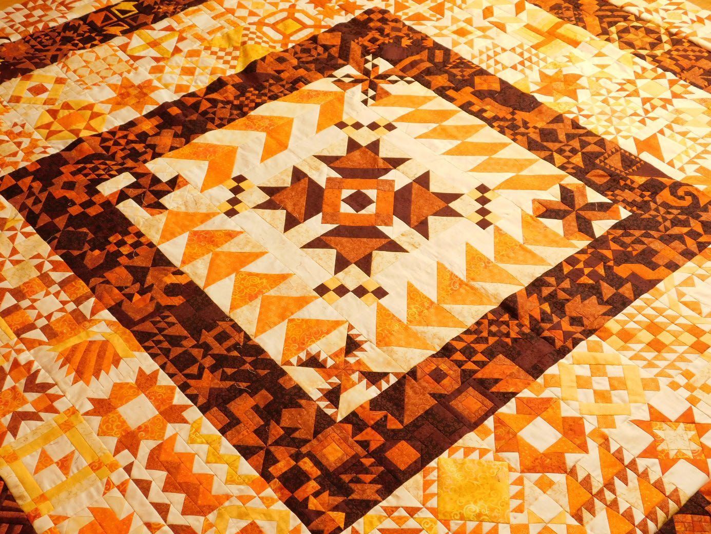 eine Nahaufnahme einer Decke mit einem geometrischen Muster