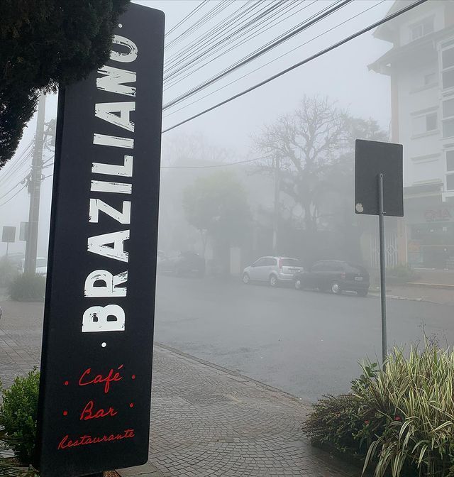 Uma placa preta Braziliano café bar restaurante Canela Serra Gaúcha | Gramado Oficial