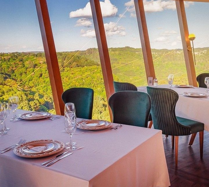 Mesa com vista externa no Restaurante Giratório em Gramado Serra Gaúcha