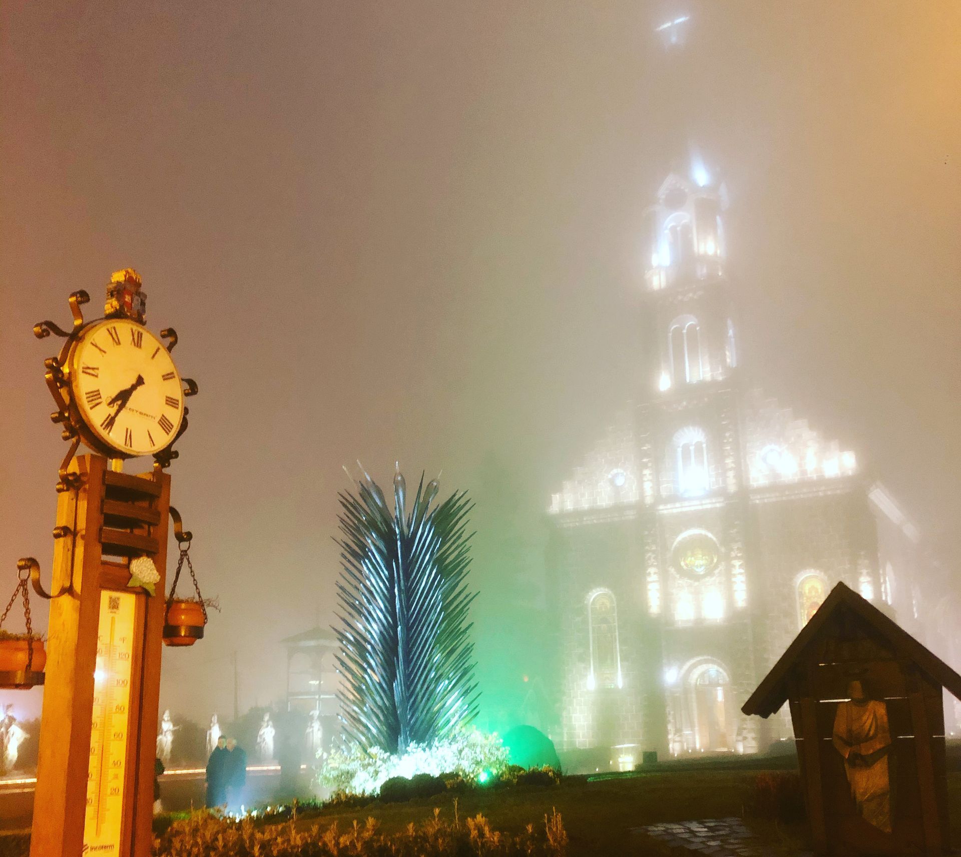 Dia de neblina em Gramado em frente à Igreja Matriz São Pedro e os famosos termômetros de Gramado Serra Gaúcha