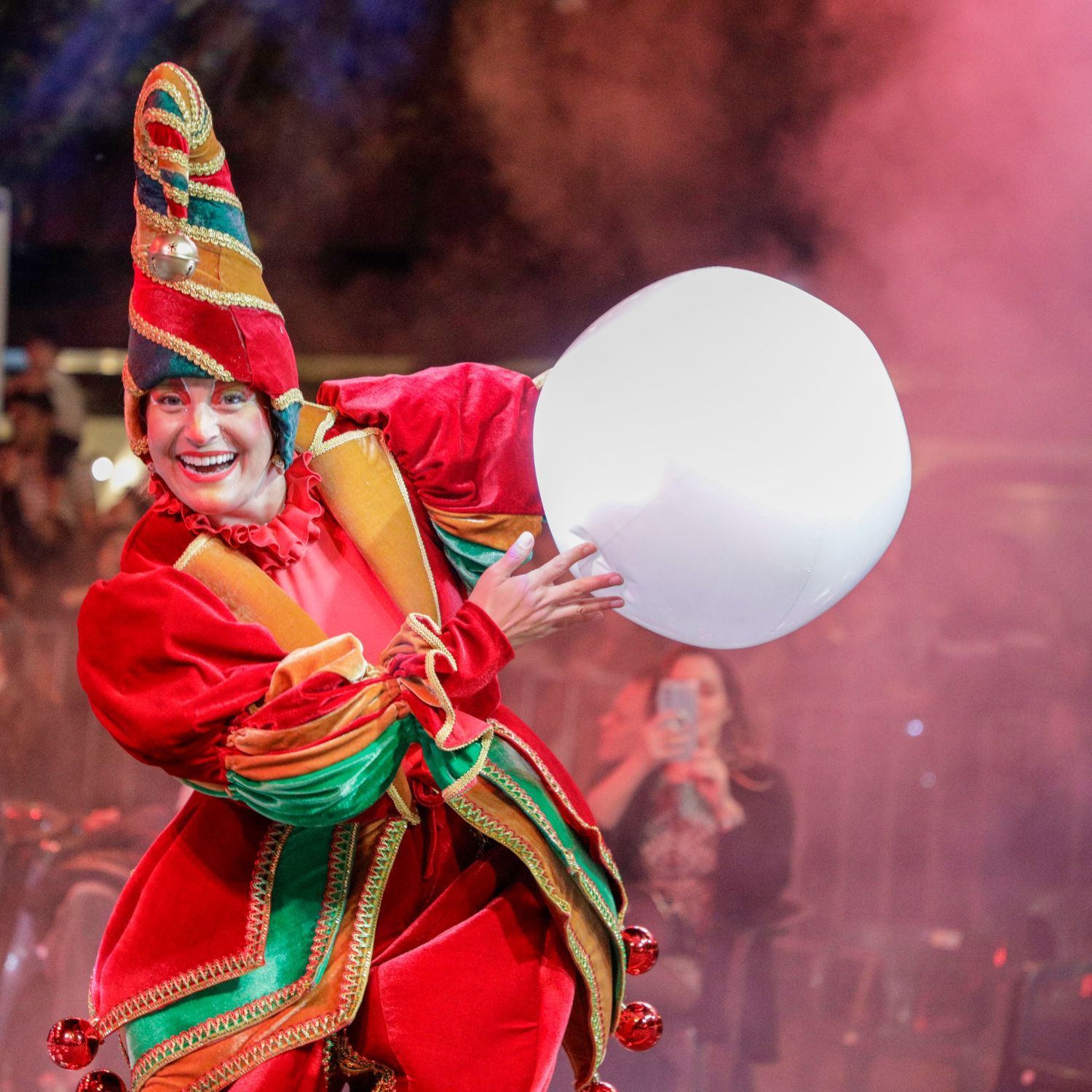 A alegria toma conta de todos durante O Grande Desfile de Natal no Natal Luz Gramado 2024 - Foto Cleiton Thiele