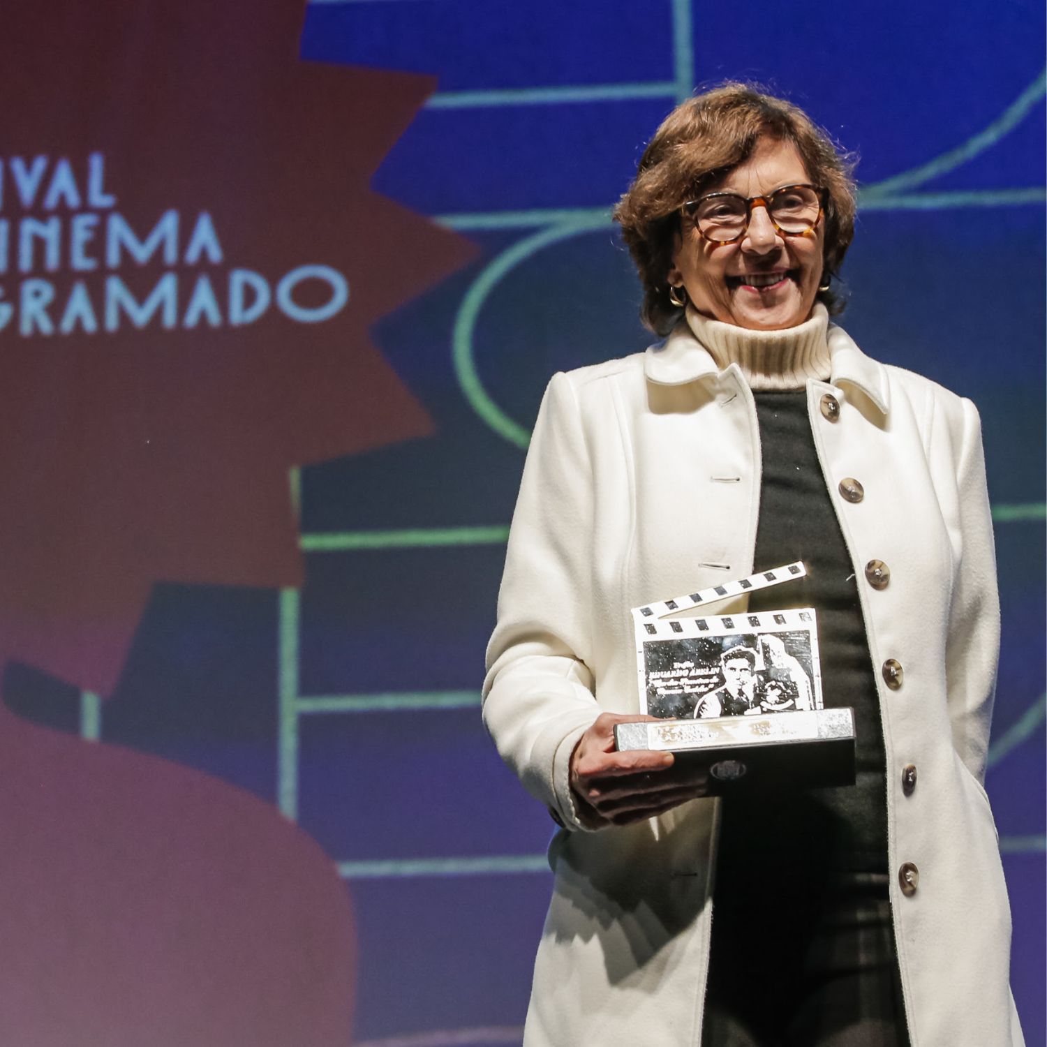 A produtora Mariza Leão foi homenageada com o troféu Eduardo Abelin - Crédito: Edison Vara