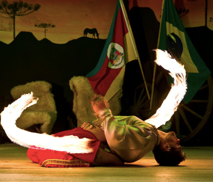 Apresentação artística durante o jantar temático Noite Gaúcha