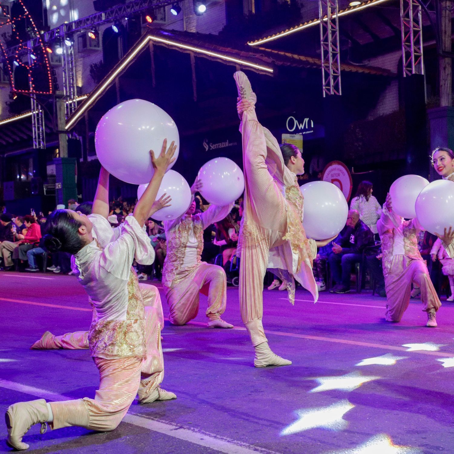 Apresentações artísticas durante O Grande Desfile de Natal no Natal Luz Gramado 2024 - - Foto Cleiton Thiele