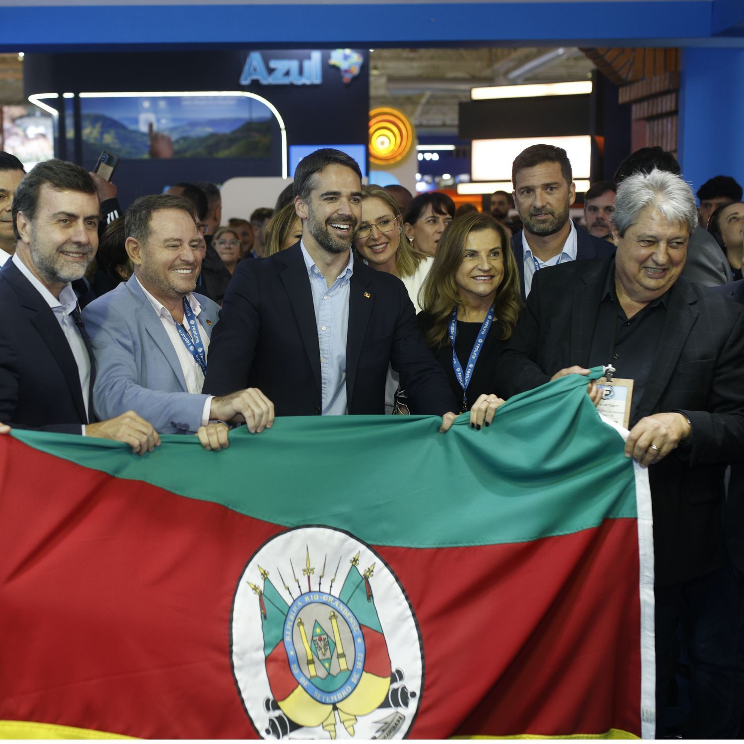 Autoridades celebram a bandeira do Rio Grande do Sul durante o Festuris 2024 em Gramado - Foto: Comunicação Festuris