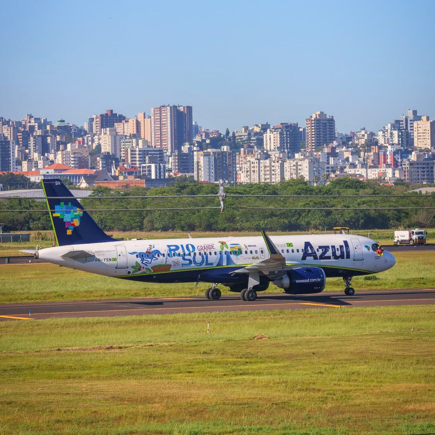 Avião da Azul faz o primeiro pouso comercial desde maio no aeroporto Salgado Filho em Porto Alegre Foto Jürgen Mayrhofer Secom