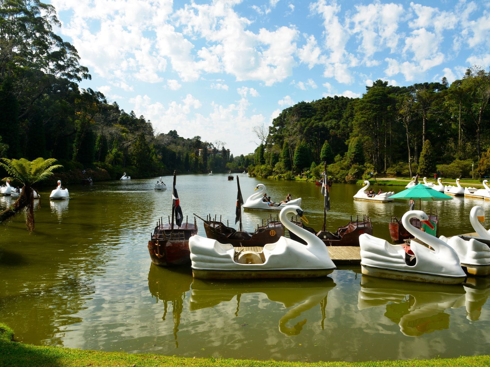 Lago Negro em Gramado repleto dos pedalinhos mais famosos da Serra Gaúcha