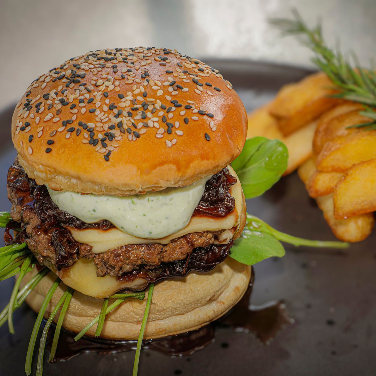 Cardápio Festival de Gastronomia de Gramado Burger Serrano Belle Vitrine Burger Serrano Pão brioche artesanal com gergelim 2 burgers de 100gr de carne de costela Queijo colonial Pimentão assado e maçaricado Cebola cara Cardápio Festival de Gastronomia de Gramado Burger Serrano Belle Vitrine Burger Serrano Pão brioche artesanal com gergelim 2 burgers de 100gr de carne de costela Queijo colonial Pimentão assado e maçaricado Cebola cara