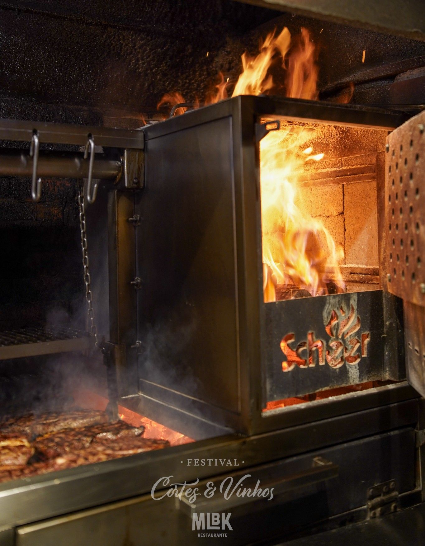 Carnes Angus sendo preparadas na parrilla durante o festival Cortes & Vinhos no MLBK Restaurante em Gramado