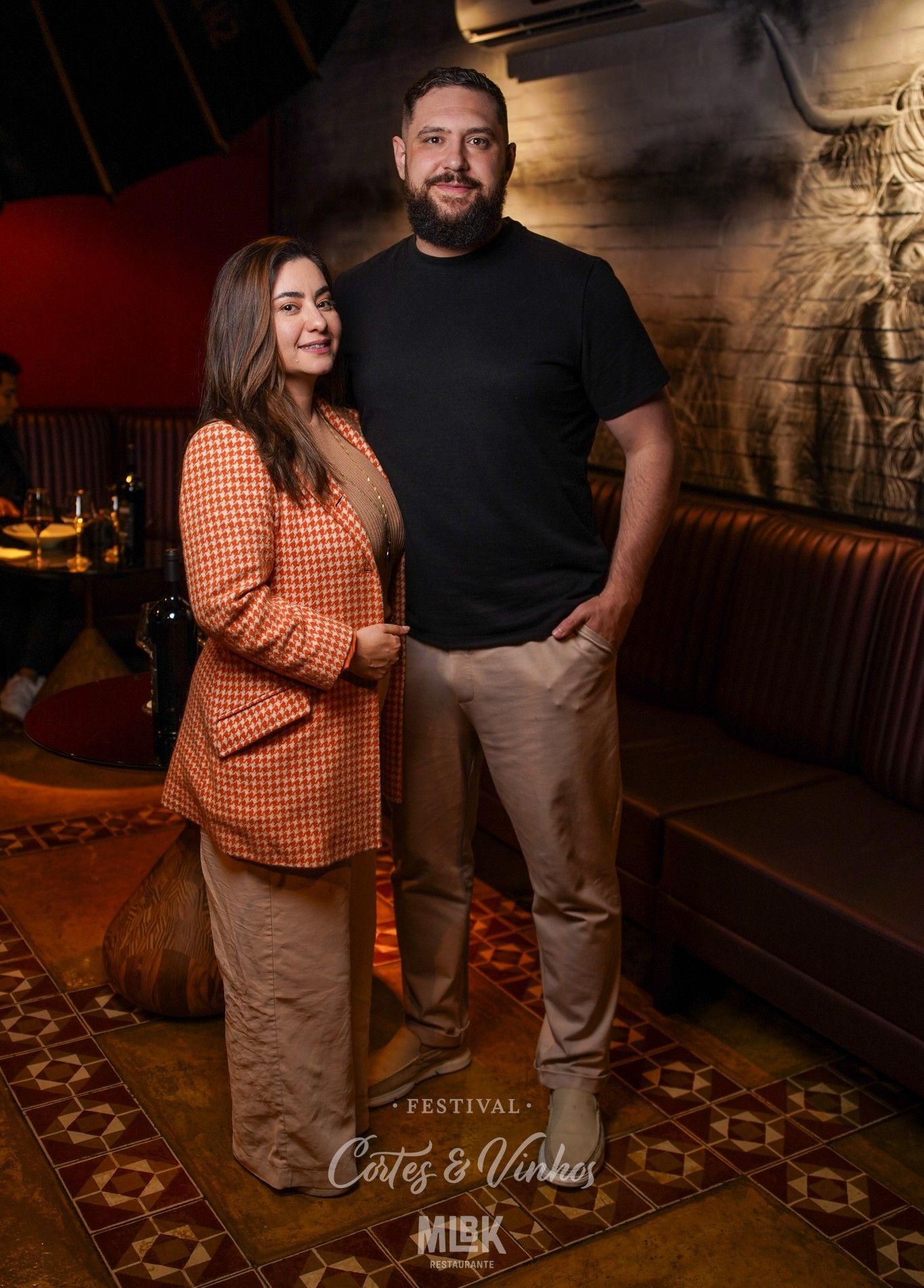 Tiane Berny, do blog Gramado Oficial e seu marido Thalles Castro no Festival Cortes & Vinhos no MLBK Restaurante em Gramado

