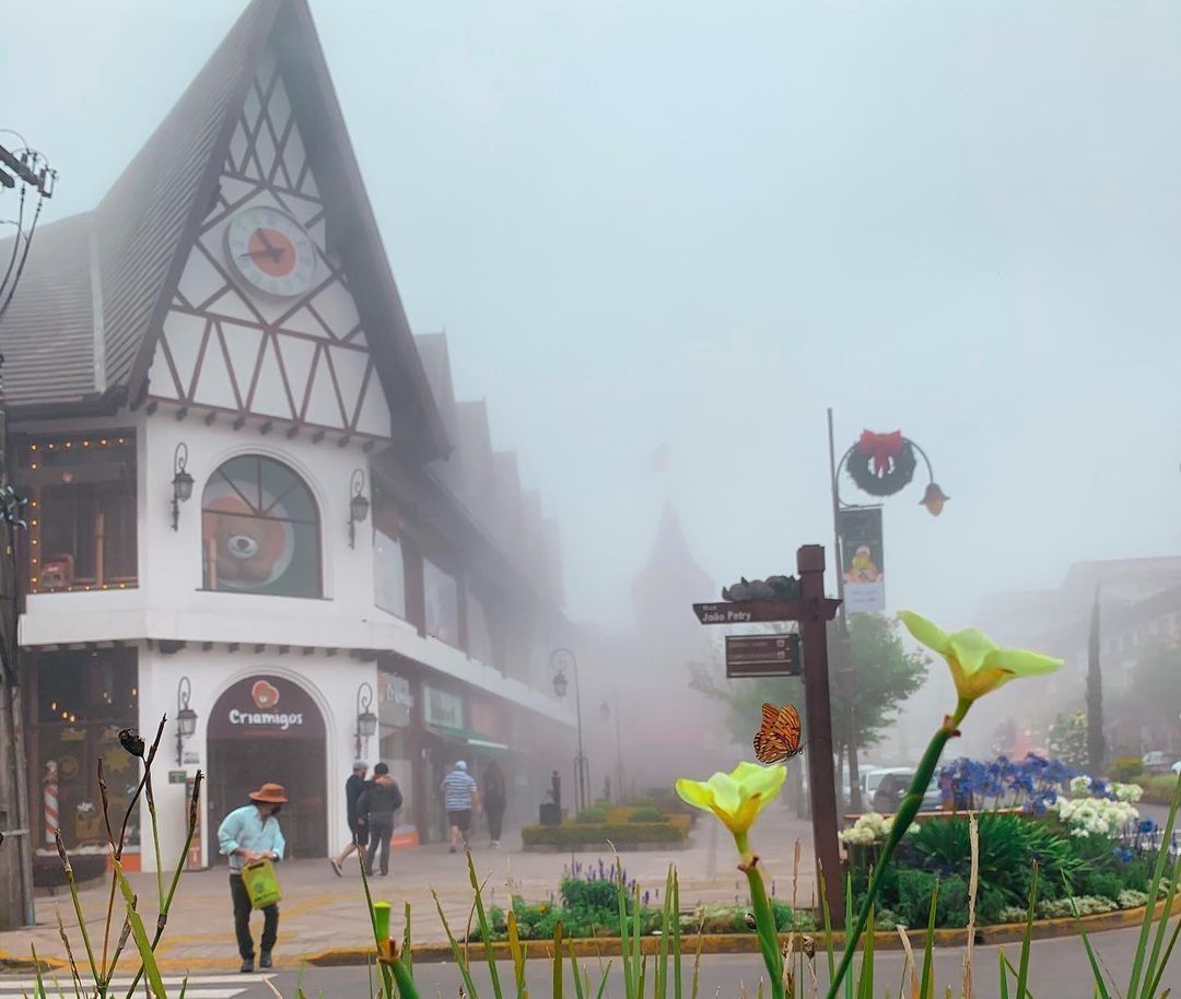 Dia de Neblina na Avenida Borges de Medeiros em Gramado Dia de Neblina na Avenida Borges de Medeiros em Gramado