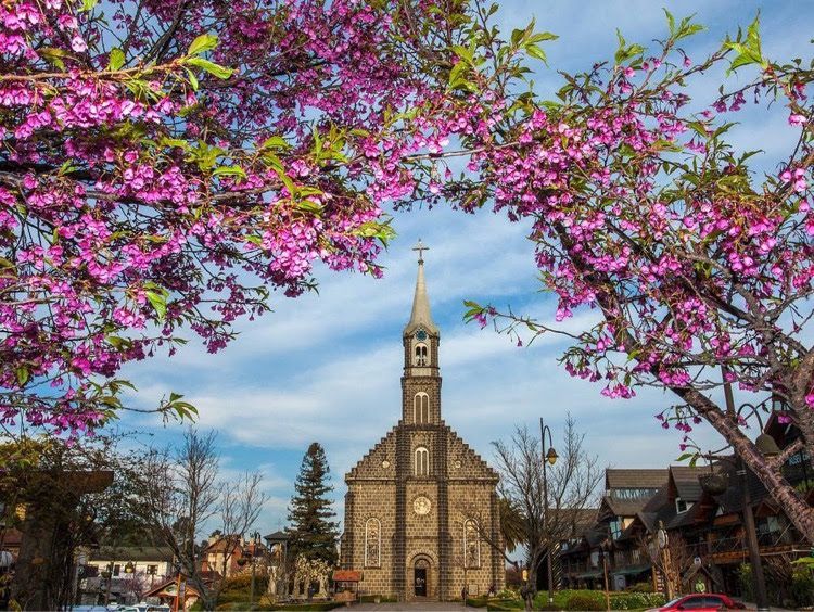 Igreja Matriz de Gramado em um dia lindo de primavera na Serra Gaúcha
