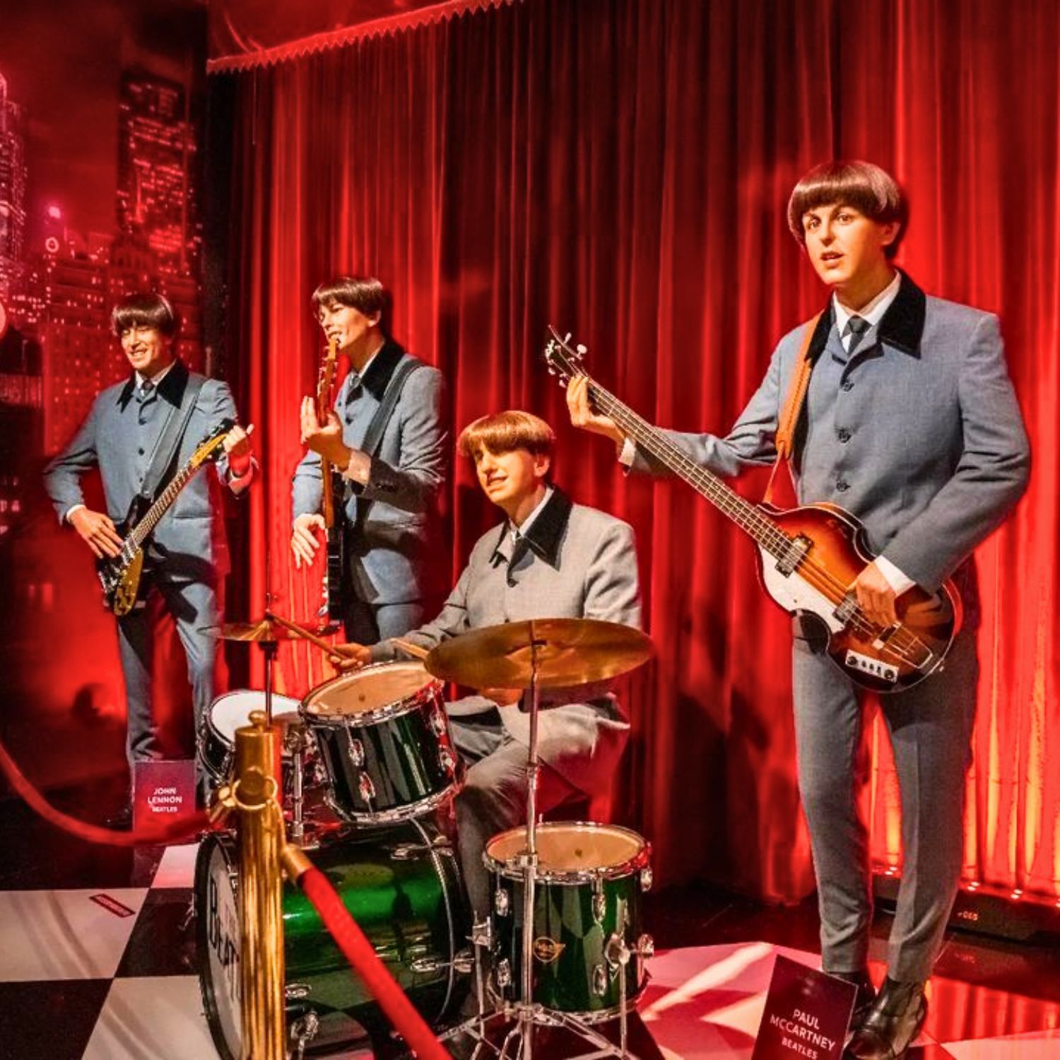 Escultura de cera da banda The Beatles no Dreamland Museu de Cera em Gramado. Foto: Instagram Museu de Cera