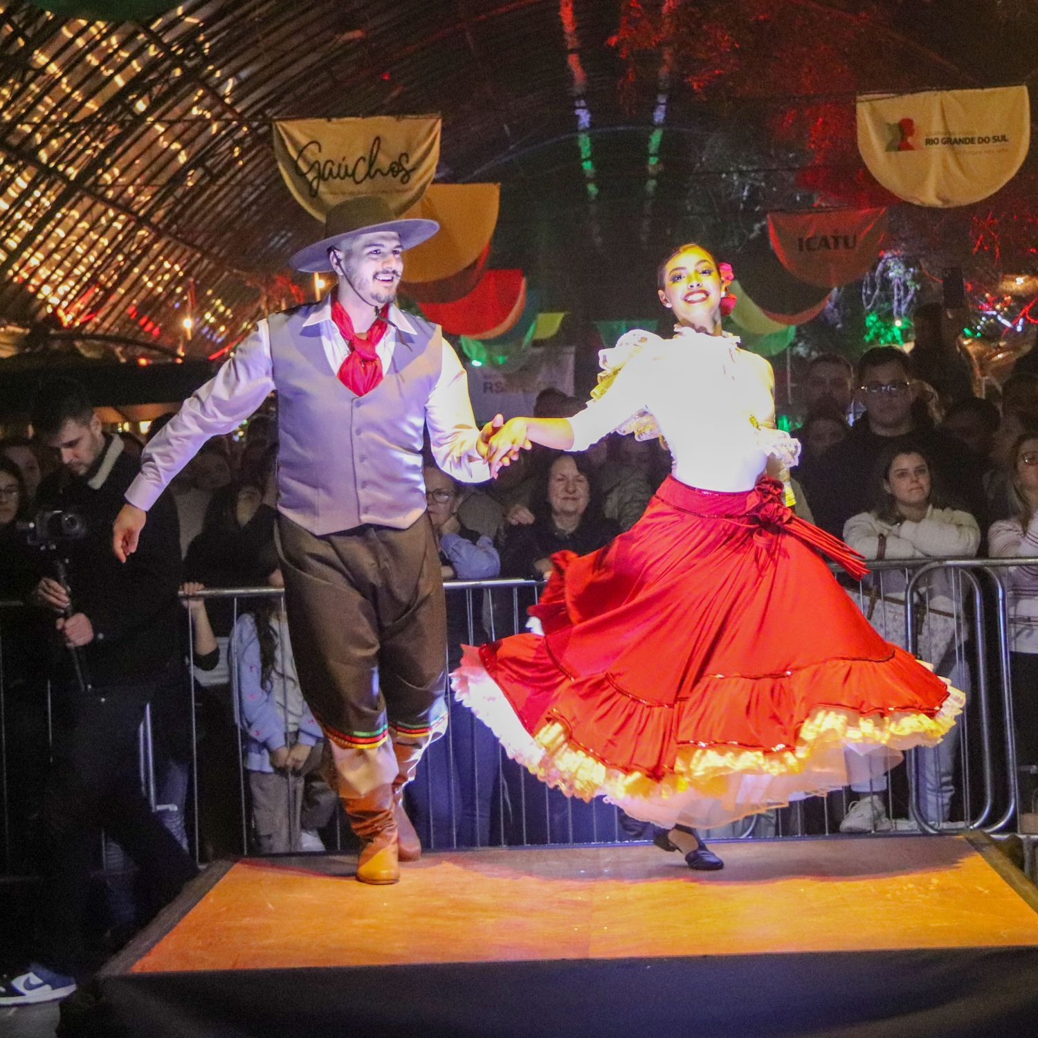 Espetáculo Gaúchos, dia 12, promete encantar e emocionar o público com com música, dança, luz e poesia - Foto: Duda Idalino