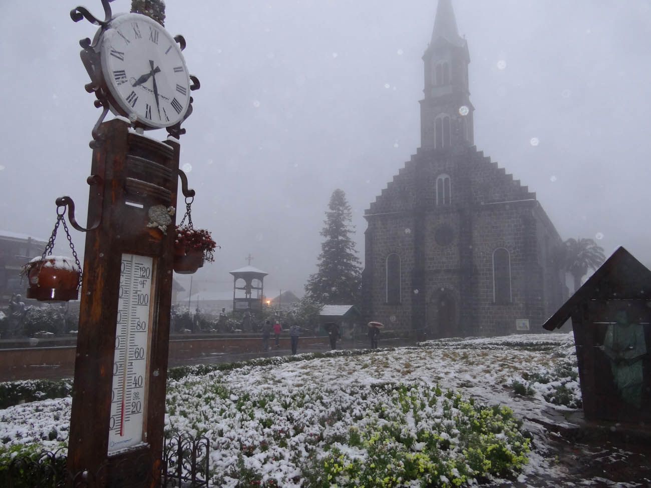 Dia de neve em Gramado em frente à Igreja Matriz São Pedro e os famosos termômetros de Gramado Serra Gaúcha