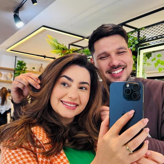 Tiane Berny no salão de beleza em gramado Tiane Berny no salão de beleza em gramado