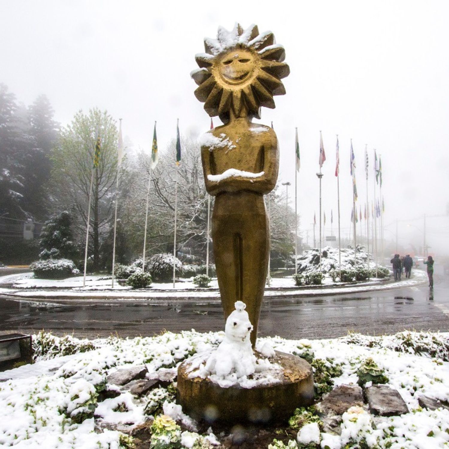 Neve em Gramado em frente à Praça das Bandeiras - Foto Cleiton Thiele