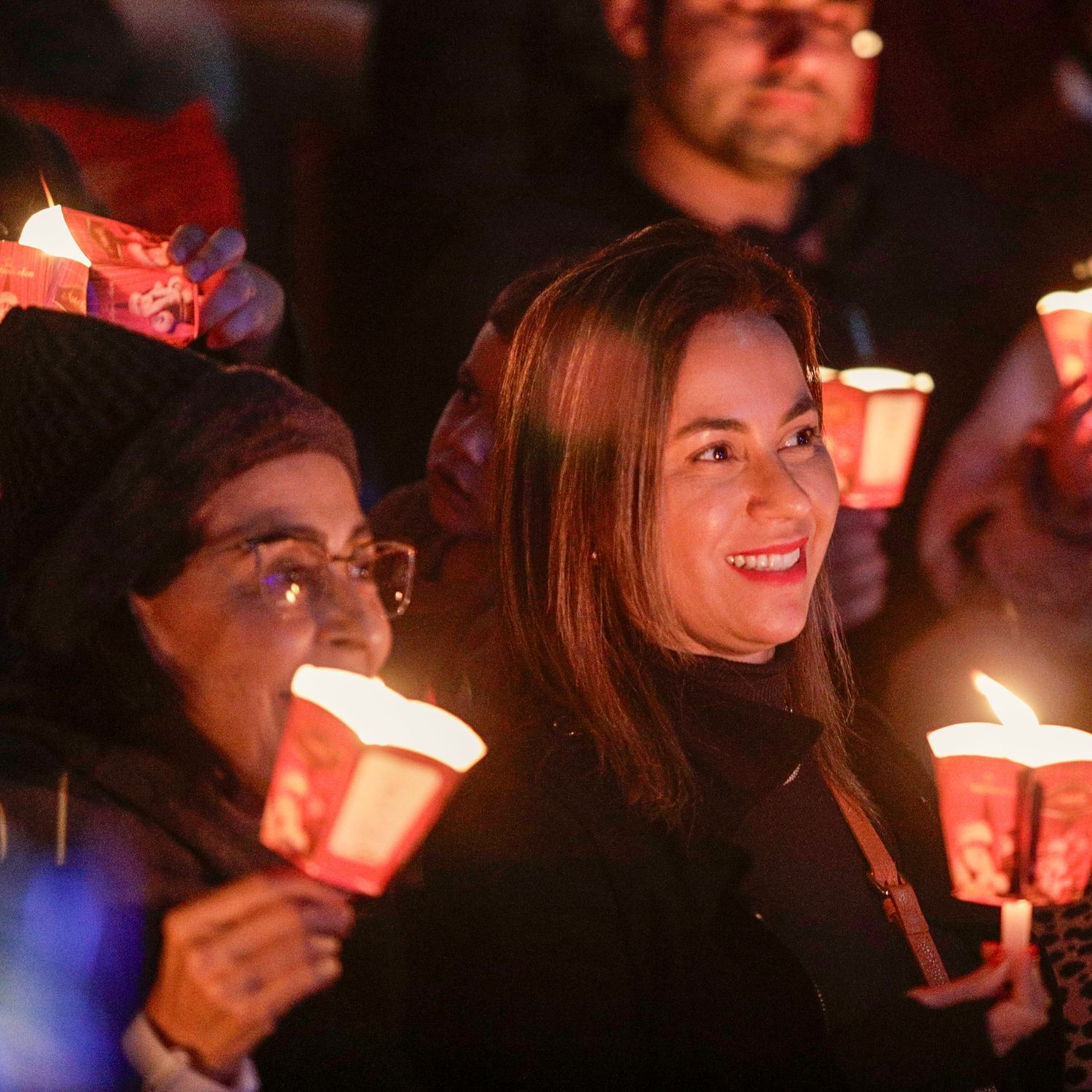 O público interage acendendo velas durante o Nativitaten no Natal Luz Gramado 2024 - Foto: Cleiton Thiele