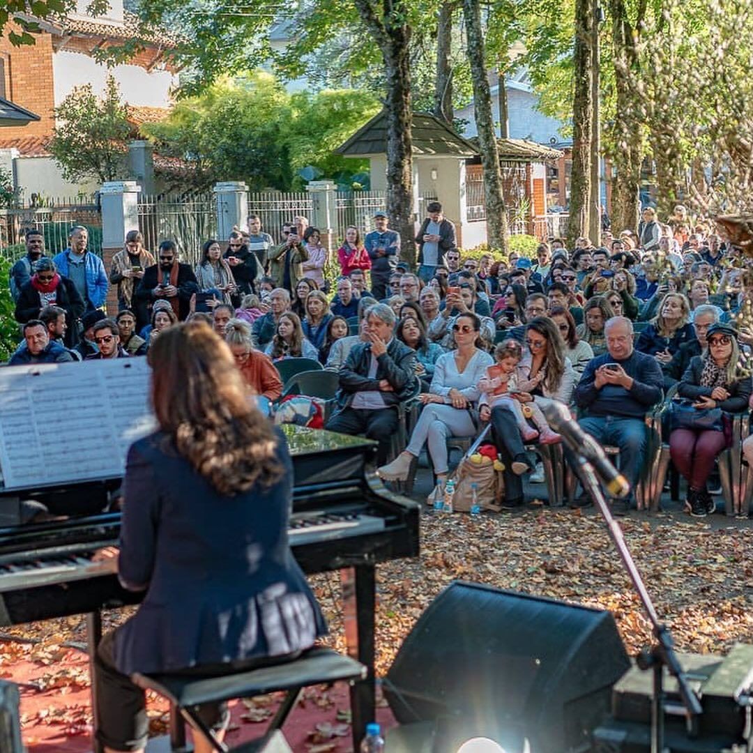 Público acompanhando o Festival Caminhos do Outono em 2024 - Foto Instagram Oficial do Evento Público acompanhando o Festival Caminhos do Outono em 2024 - Foto Instagram Oficial do Evento