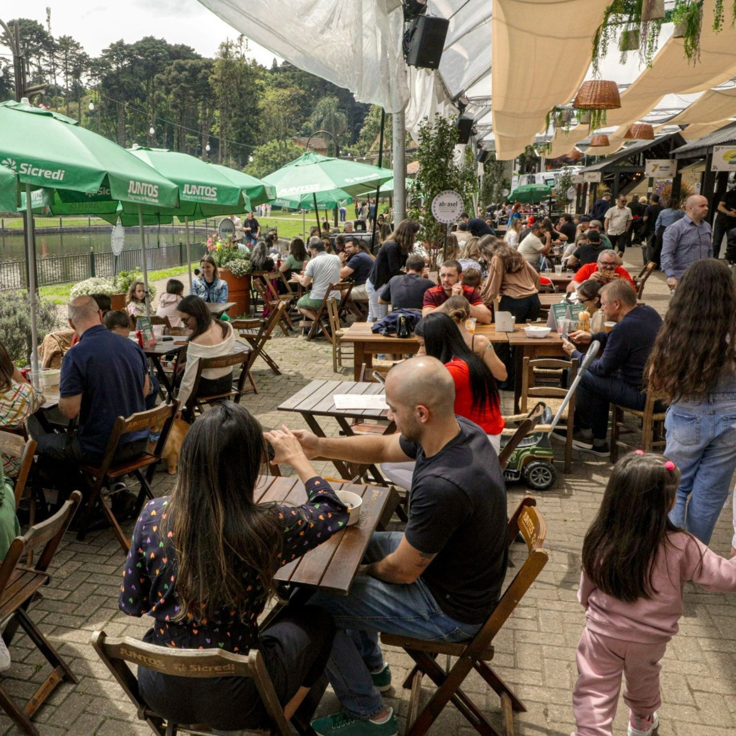 Público presente prestigiando o Festival de Gastronomia Gramado 2025 no Lago Joaquina Rita Bier