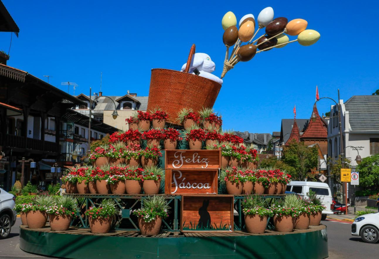 Decoração da Páscoa na Avenida Borges de Medeiros em Gramado Serra Gaúcha