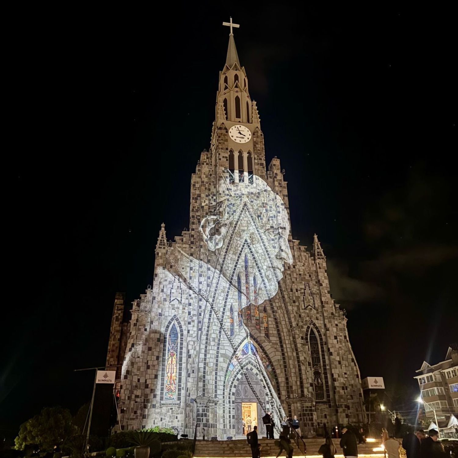Rosto de Papa Francisco é projetado em homenagem na Catedral de Pedra em Canela