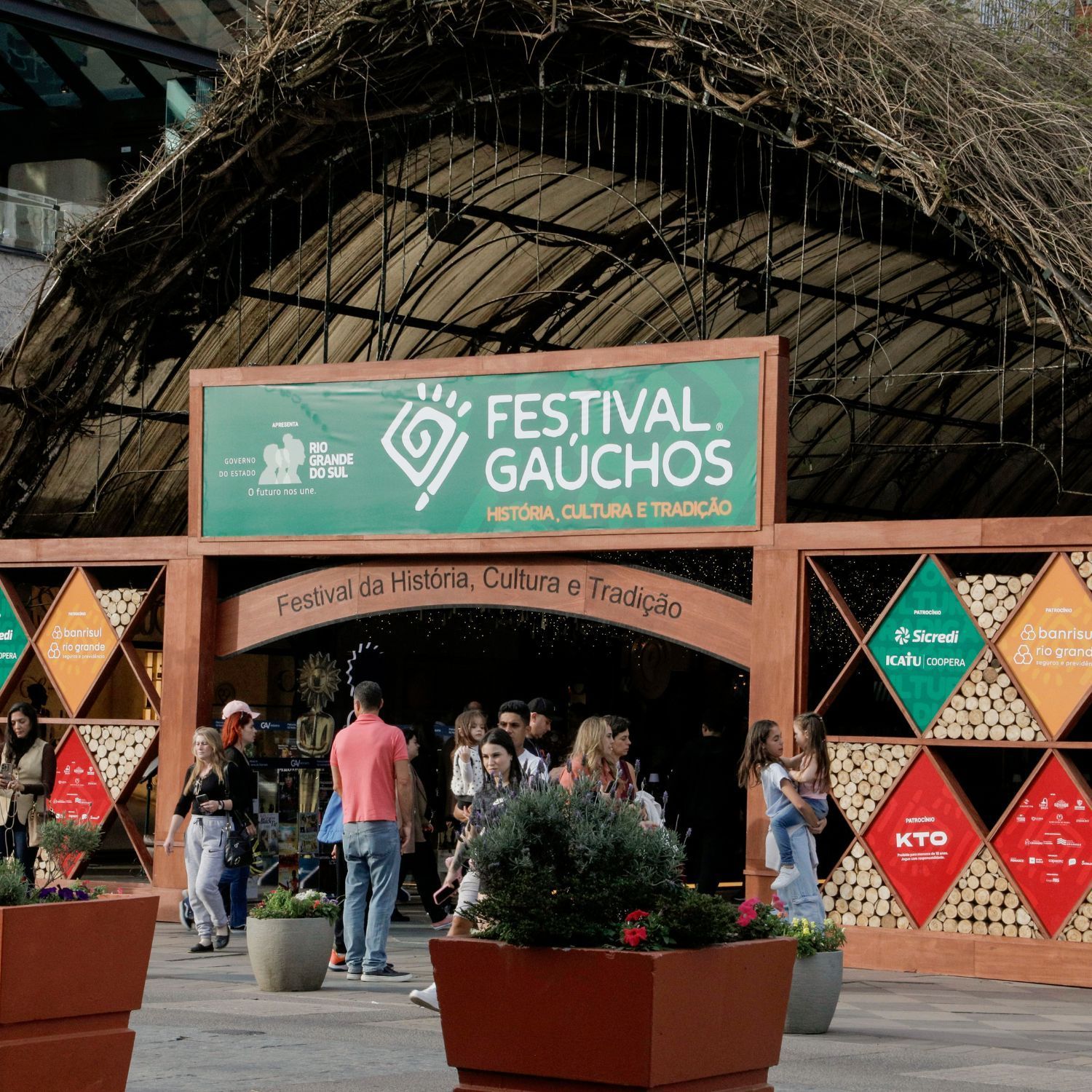 Rua Coberta já está pronta para Festival Gaúchos
Cleiton Thiele SerraPress
