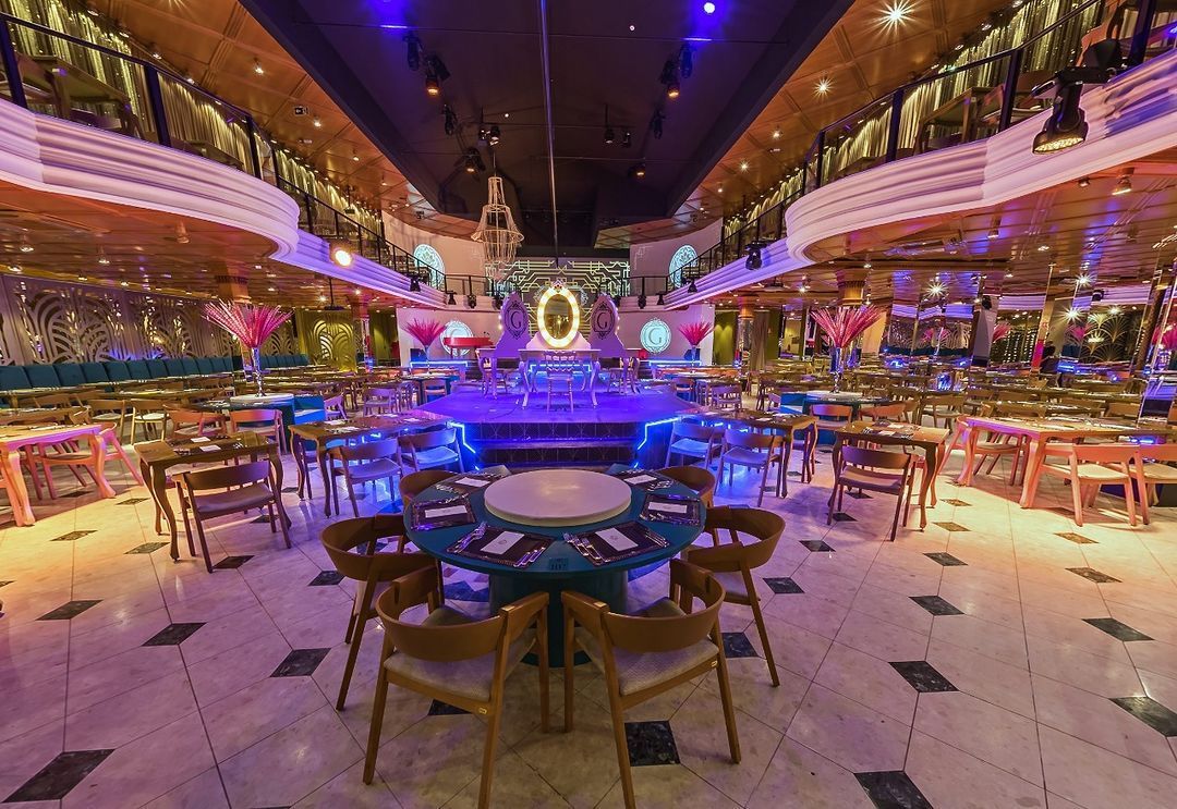 Mesas e cadeiras no ambiente do restaurante temático Gatzz em Gramado Serra Gaúcha