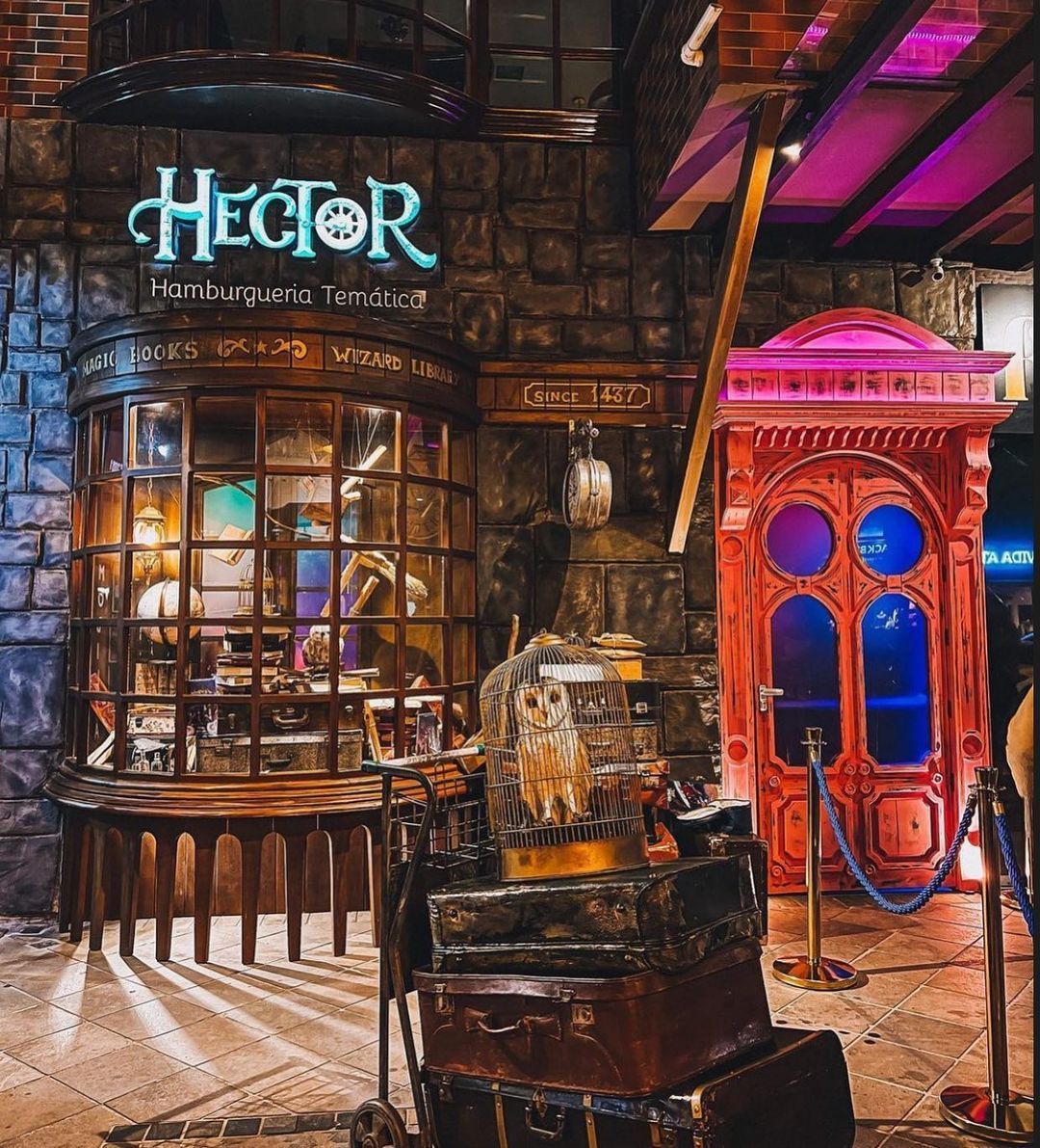 Fachada da hamburgueria temática Hector na rua Borges de Medeiros em Gramado Serra Gaúcha
