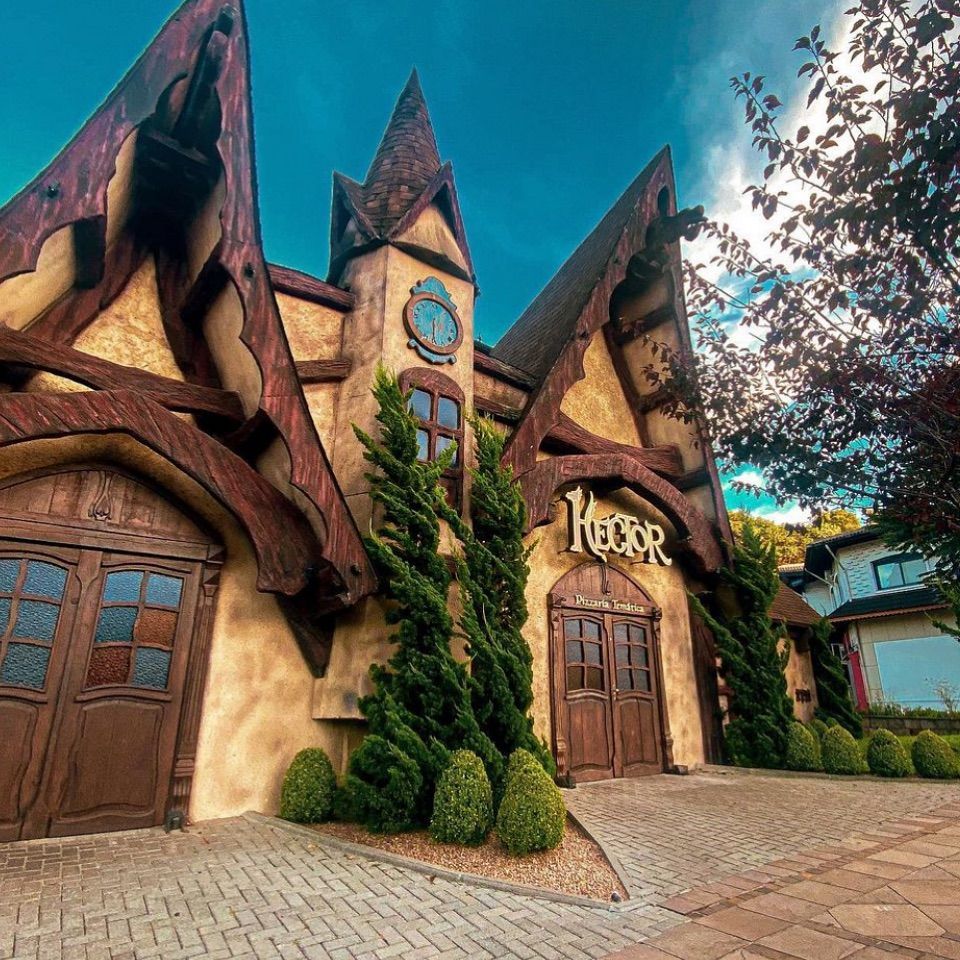Fachada da pizzaria temática Hector em Gramado Serra Gaúcha