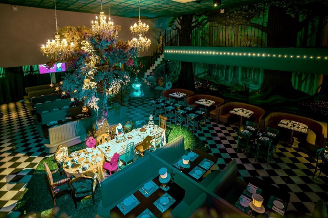 Imagens de divulgação do restaurante temático Alice e o Chapeleiro em Gramado Serra Gaúcha