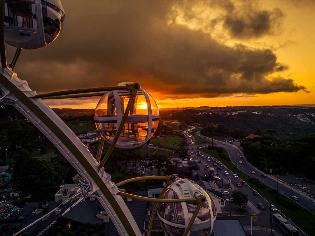 Pôr do sol na cabine da Roda Canela - Roda Gigante em Canela Serra Gaúcha | Gramado Oficial