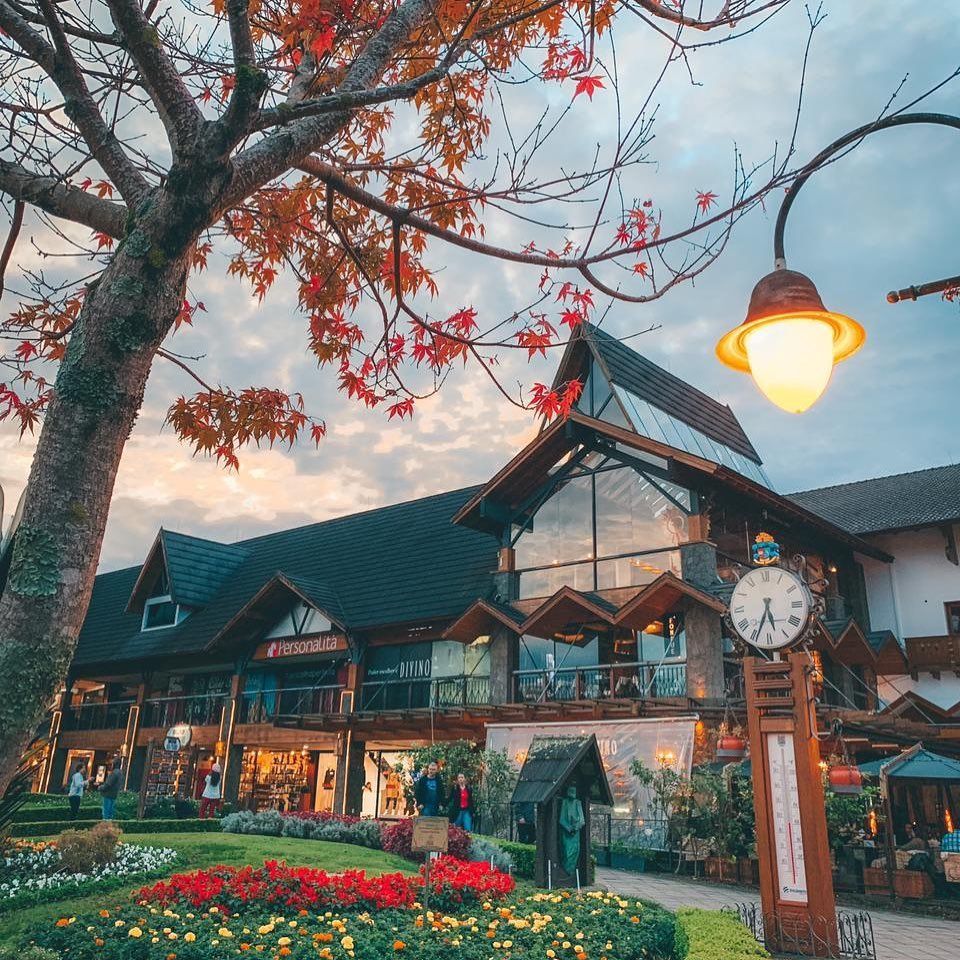 Centro de Gramado outono iluminação termômetro Avenida Borges de Medeiros Gramado Serra Gaúcha