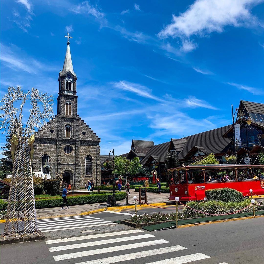 Igreja Matriz São Pedro Avenida Borges de Medeiros, decoração do Natal Luz e um bondinho Fumacinha em Gramado Serra Gaúcha