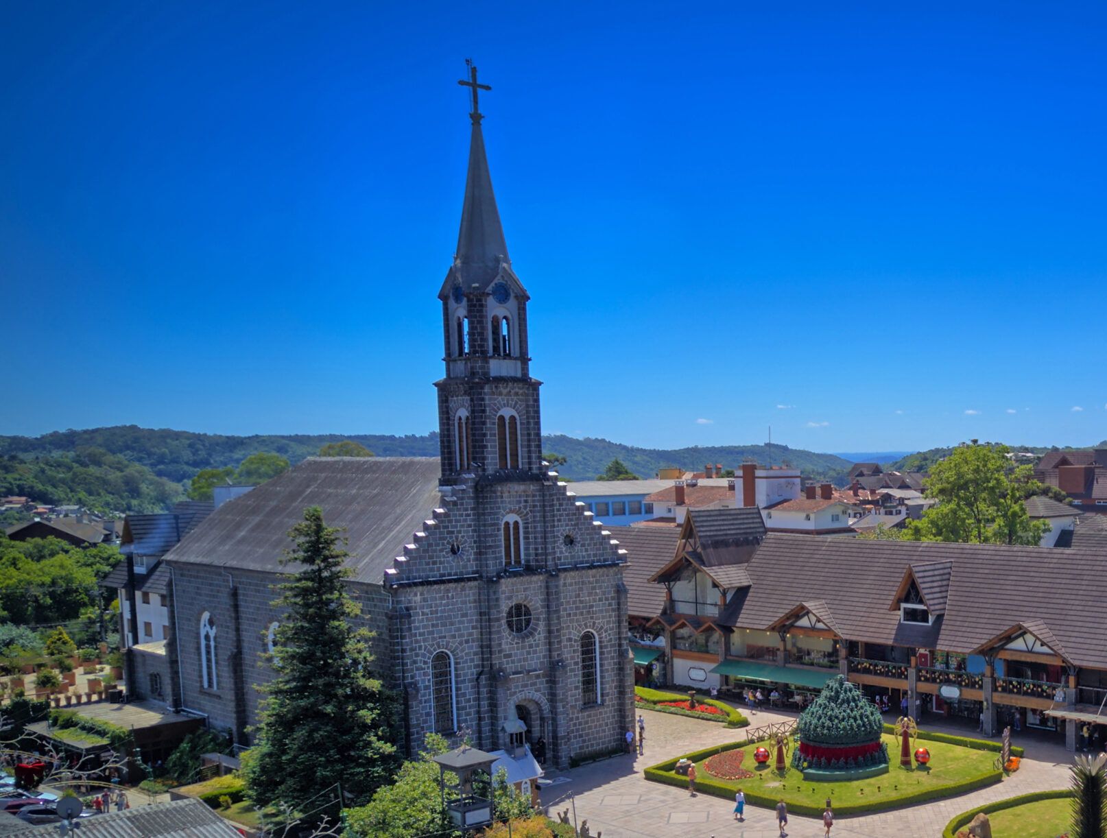 Imagem aérea drone Igreja Matriz São Pedro Avenida Borges de Medeiros em Gramado Serra Gaúcha