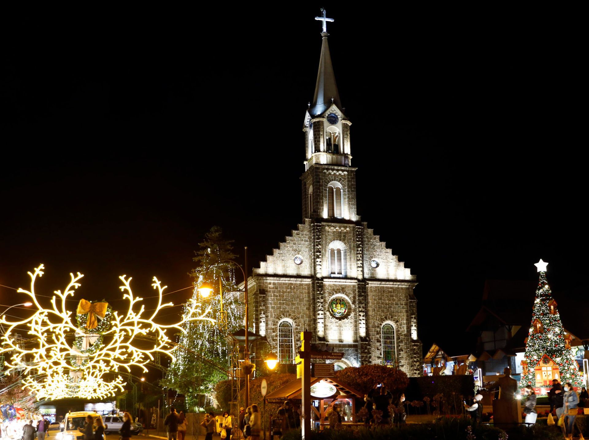 Noite na Igreja Matriz São Pedro Avenida Borges de Medeiros, decoração noturna do Natal Luz em Gramado Serra Gaúcha