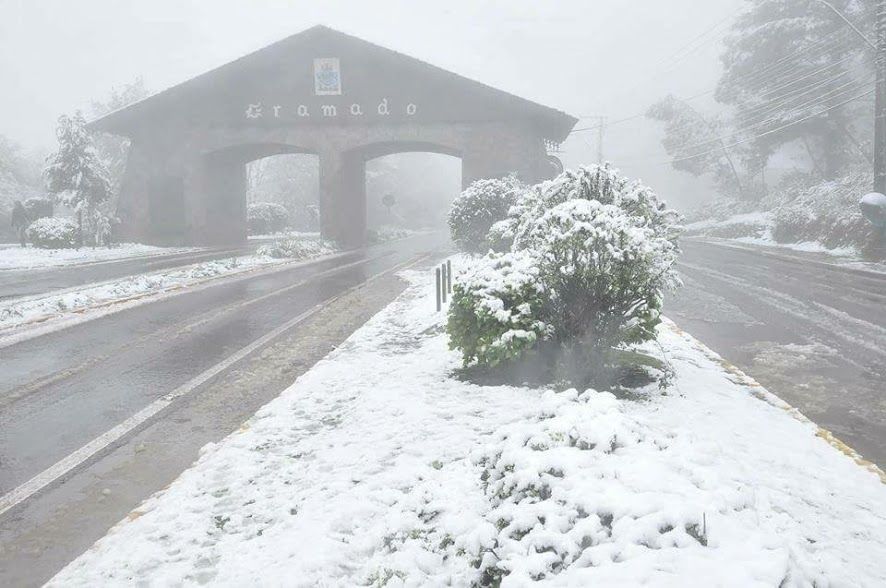 Pórtico de entrada em Gramado - Pórtico de Gramado via Nova Petrópolis na Serra Gaúcha - Neve em Gramado