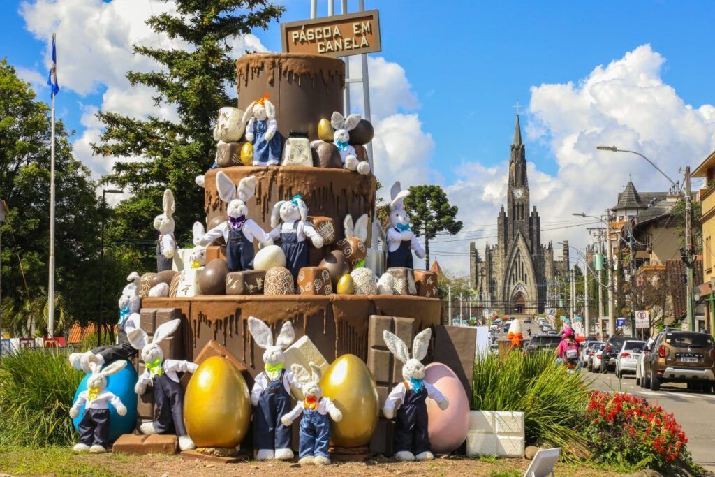 Catedral de Pedra de Canela ao fundo da decoração da Páscoa no centro de Canela Serra Gaúcha | Gramado Oficial