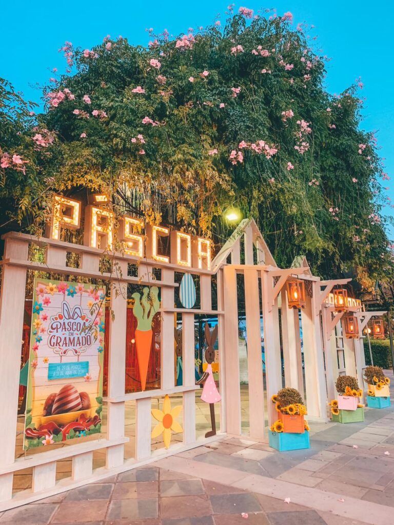 Fachada da Rua Coberta de Gramado com a decoração da Páscoa em Gramado Serra Gaúcha