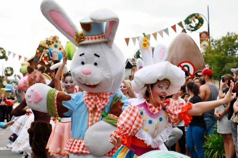 Coelho Desfile paradinha de páscoa no centro de Gramado Serra Gaúcha