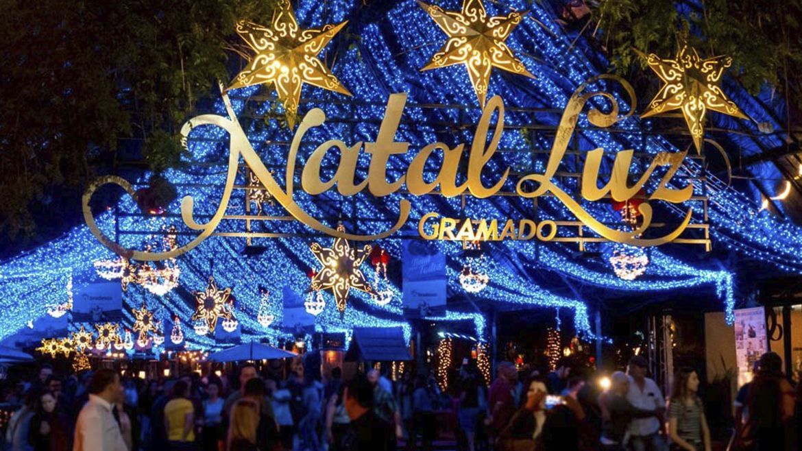 Fachada da Rua Coberta de Gramado iluminada com a decoração do Natal Luz Gramado Serra Gaúcha