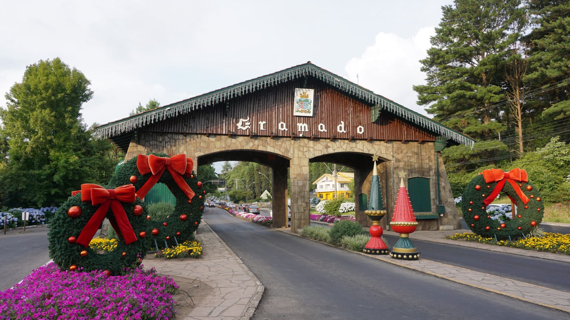 Pórtico de entrada em Gramado com decoração do Natal Luz - Pórtico de Gramado via Nova Petrópolis na Serra Gaúcha