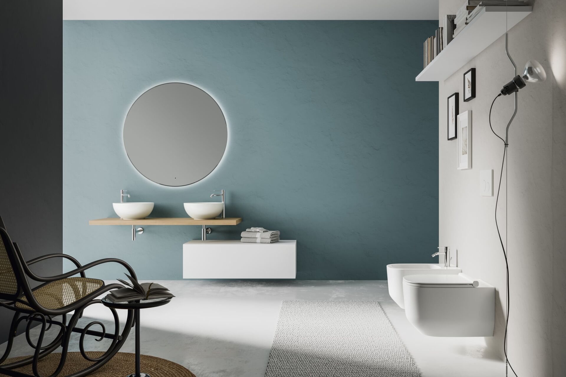 Soggiorno moderno con parete color verde acqua, specchio rotondo, consolle bianca, sedia intrecciata e arredamento minimalista.