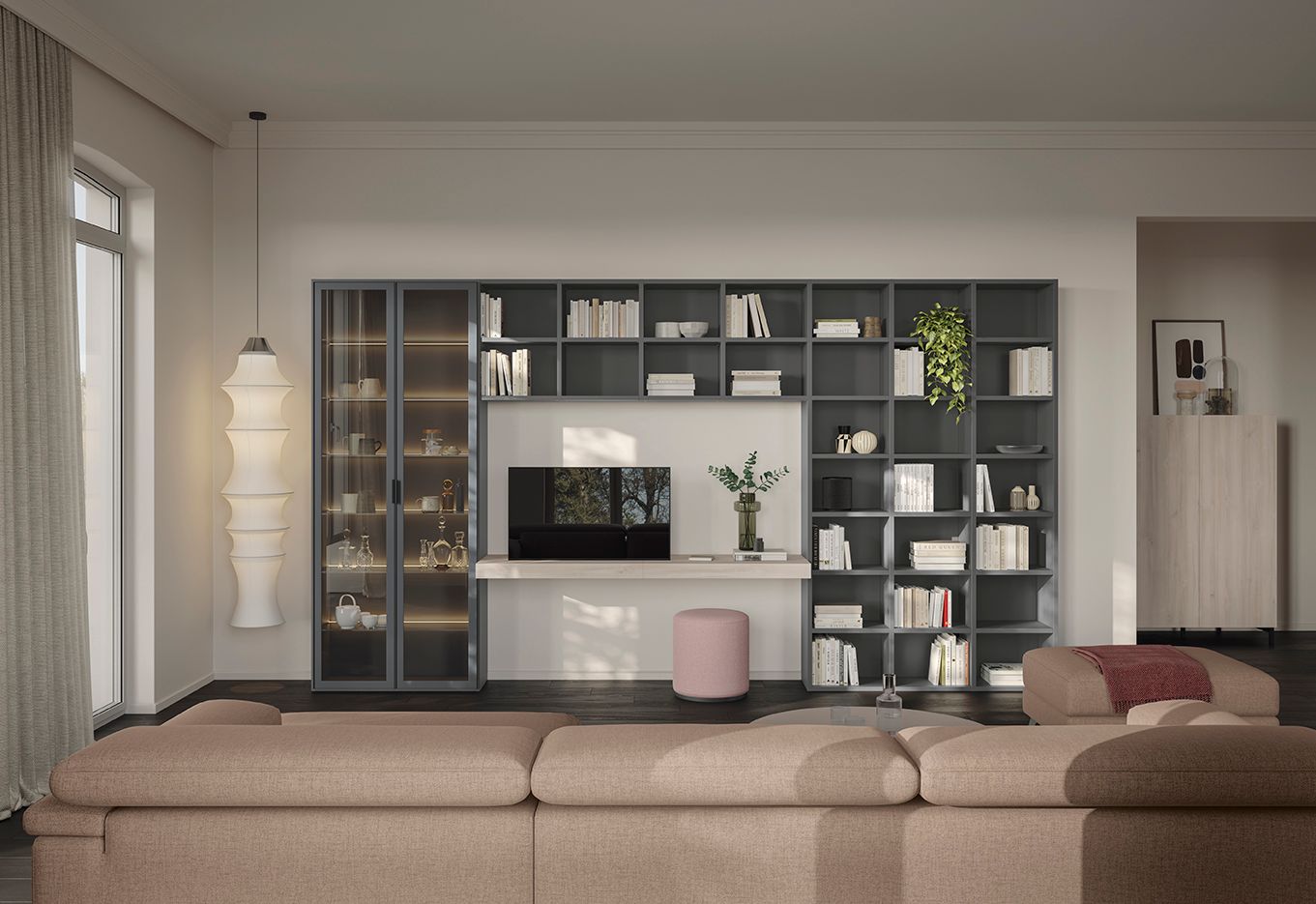 Soggiorno moderno con scaffalature a muro, divano beige e pouf rosa sotto un televisore montato a parete.