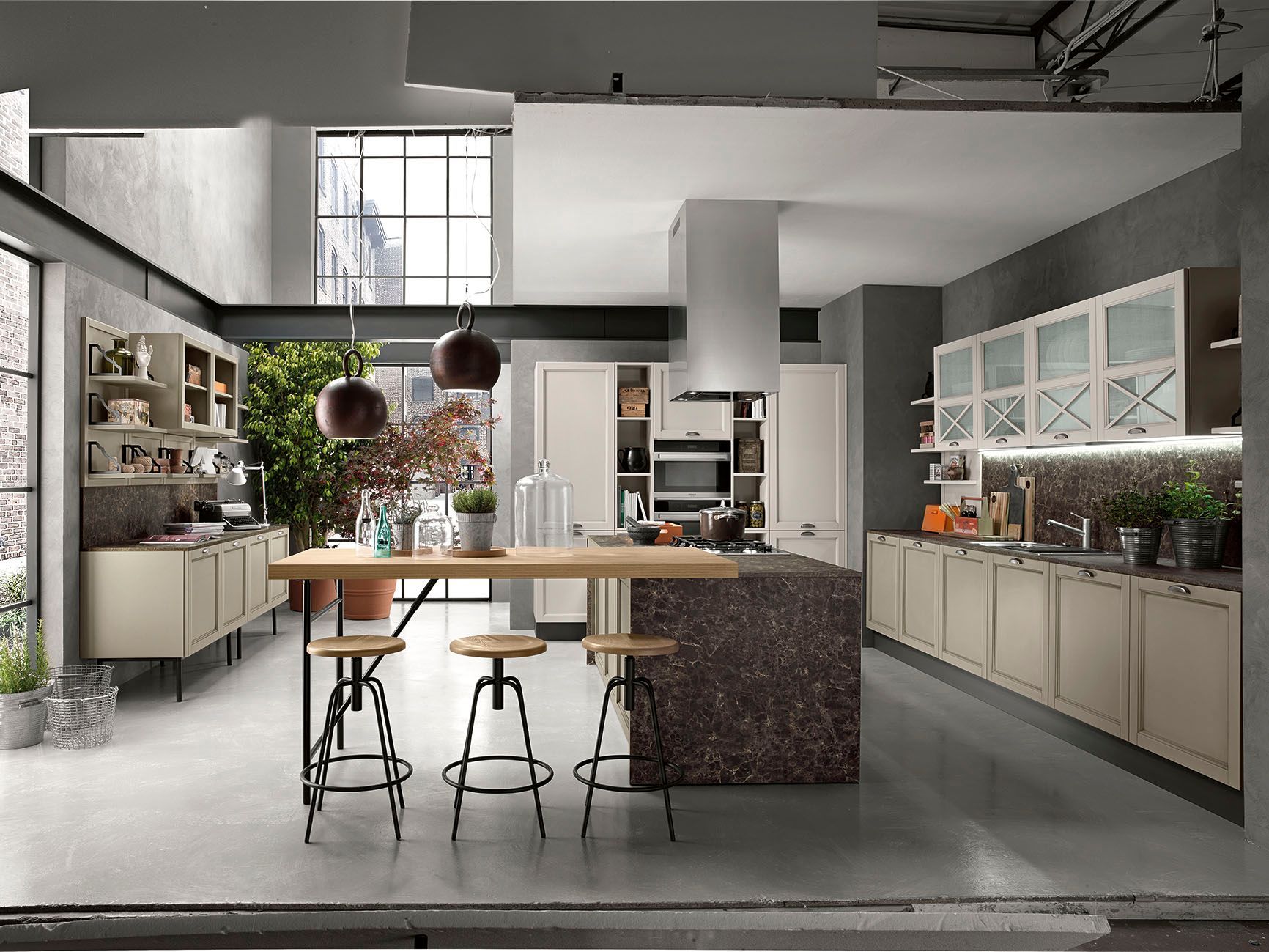 Cucina moderna con isola, sgabelli, mobili beige e ampie finestre, vista dal centro.