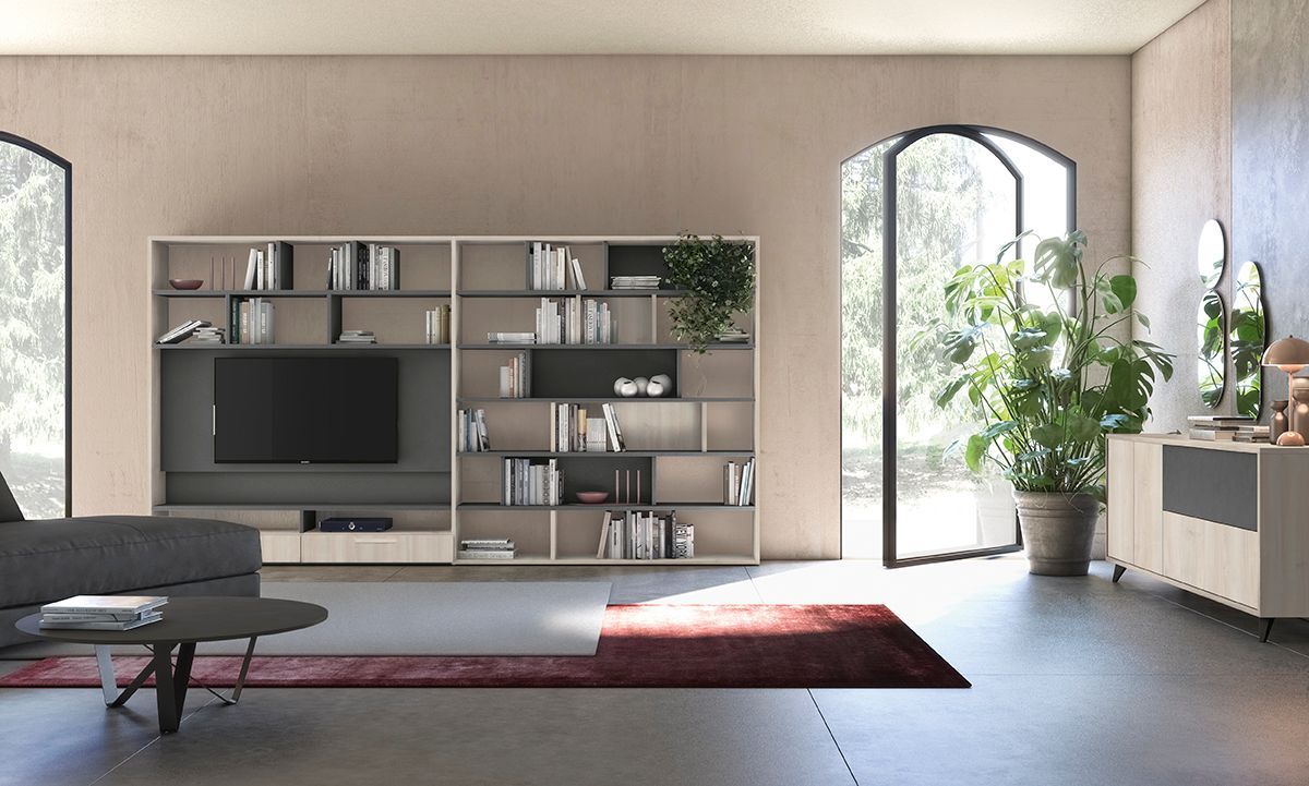 Soggiorno moderno con TV a parete, mensole, tappeto rosso e grande finestra ad arco con piante.
