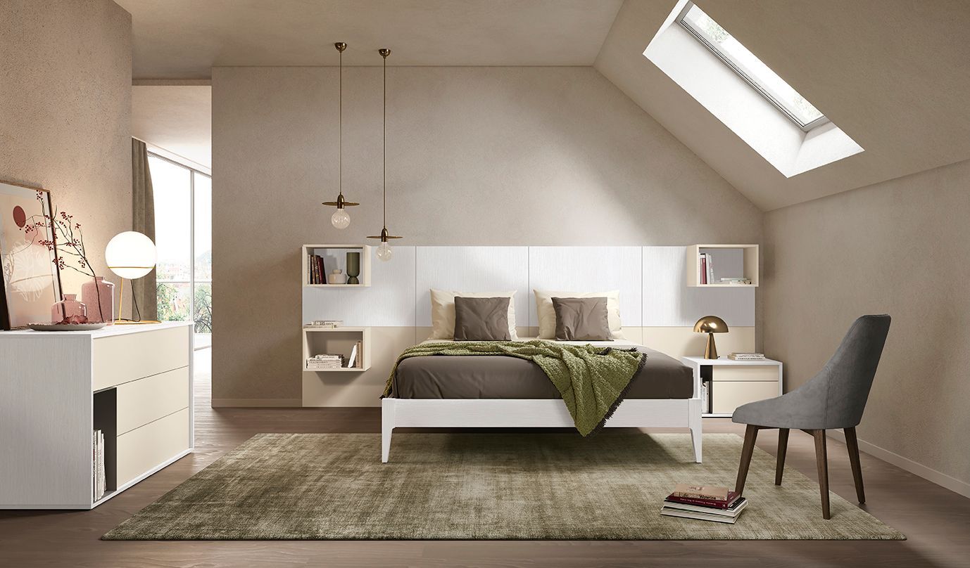 Camera da letto moderna con letto, comò, sedia, lucernario e arredamento dai toni neutri.