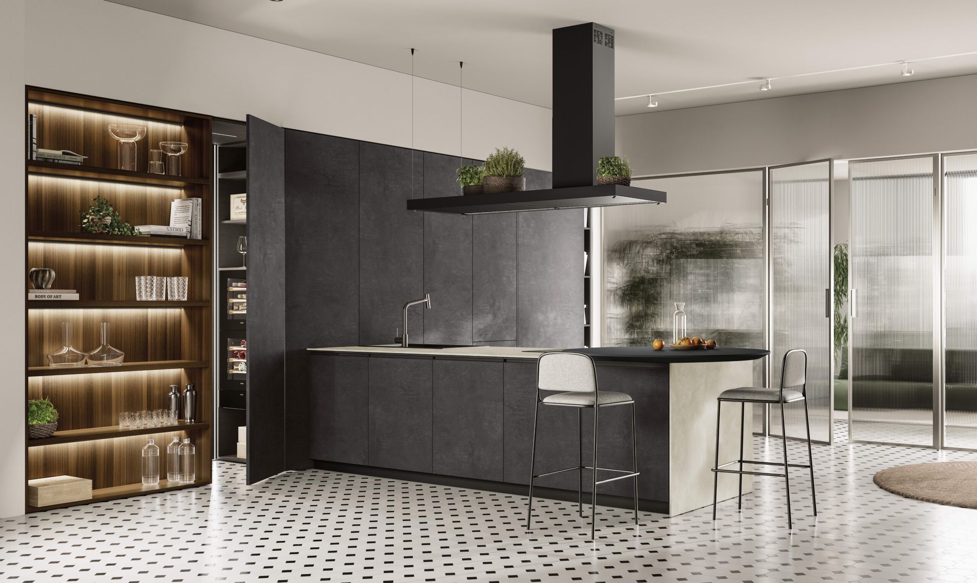 Cucina moderna con mobili scuri, isola con posti a sedere, ante in vetro e mensole illuminate da una luce calda.